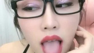 (Canicule sur la piste de danse) La lapine à lunettes, sa danse sexy donne envie aux jeunes frères de monter dessus