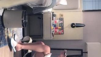Wenxuan Tanhua, la mejor socialité coqueta y de piernas largas, llamó a su mejor amiga para tener una segunda ronda de sexo.
