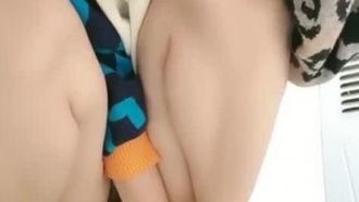 (你的妃子)美女吧自己的b對著鏡頭瘋狂用大黑牛自慰 白漿流出