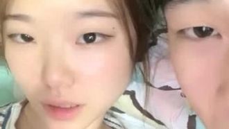La giovane ragazza post-00 appena nata mostra il suo sesso con il suo partner sessuale e alla fine le fa un pompino