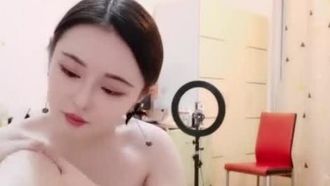 (Muziqu) Uma linda garota de boa aparência e corpo lindo mostra sua bucetinha rosa de perto para todos.