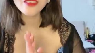 (Niuniu niuniu Girl) Красотка с большой грудью и красивой внешностью заставляет ее течь водой, когда она мастурбирует