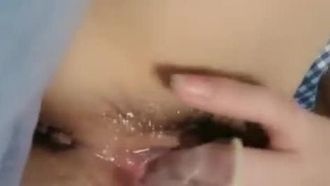 (Sister Shui) The little beauty masturbates like crazy and squirts her vaginal fluids wildly