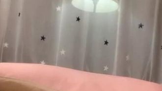 (L'elfo caduto nel mondo) La bella tigre bianca mostra la sua superba figura, in primo piano il suo rosa e tenero bb