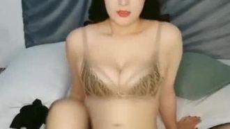 (Ye Qiqi) 표범 무늬 큰 가슴 소녀는 섹스 파트너와 섹스를 마치고 다시 자위했습니다.