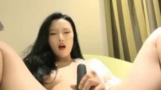 (Peach Umana) Le belle ragazze con un bell'aspetto amano usare grandi mucche nere
