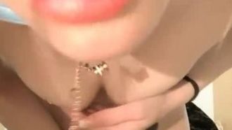Ein gutaussehendes Model masturbiert allein zu Hause. Sie ist nackt, hat einen Vibrator und einen Plug in ihrer Muschi. Sie hebt ihren Arsch in Nahaufnahme.