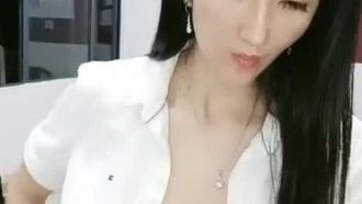 Модель Southern United International Body Model приглашает фанатов по очереди кончить внутрь, пока фанаты пьют чай и болтают о своих чувствах после секса