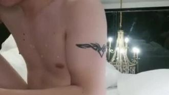 (Neuling) Ein schönes Mädchen mit Tätowierungen und ein Mann mit Augen haben eine leidenschaftliche Sexshow
