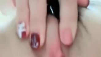 Spettacolo di masturbazione di una ragazza dall'aspetto dolce