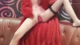 (瑶瑶kiyomi) KTV边唱歌边自慰，还要给大哥口交啪啪
