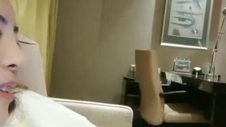 (The Millennium Fox) La civettuola sorella reale invita un fan per una feroce rissa in albergo