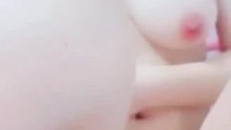 La ragazza pelosa con il seno grande si masturba