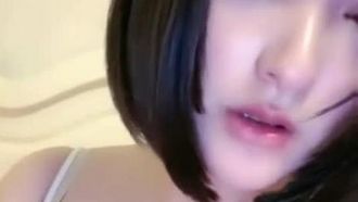 极品短发白虎一线天妹子