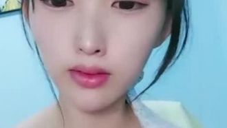 청순하고 날씬한 미인이 알몸으로 유혹에 자위를 하고 있다.