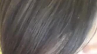 官能的なショートヘアの女性が誘惑のために体を触る