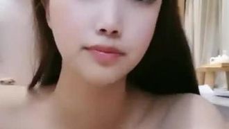 (Piccola Fata Magica) Bella ragazza che si masturba nella vasca da bagno