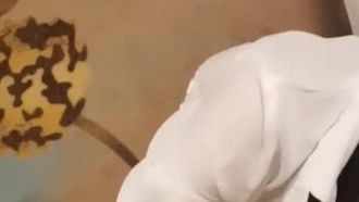 孩子剛滿月的少婦,乳汁噴射