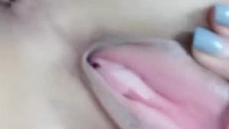 (衣裳濕半)紅唇大胸美女