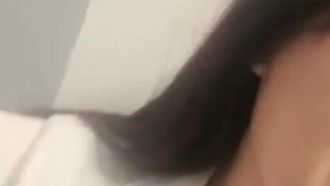 Ragazza pura e carina si masturba e squirta in modo seducente