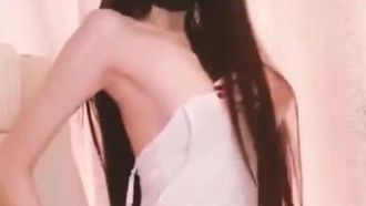 (Agosto non è ancora giovane) La bellezza con la figura migliore si masturba con un vibratore dopo aver ballato e il liquido bianco trabocca