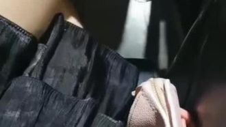 Chica delgada y sexy se masturba en un cibercafé y se liga con los transeúntes en casa y tiene sexo
