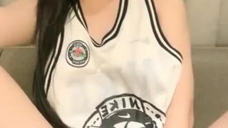 Garota carnuda se masturba e faz sexo