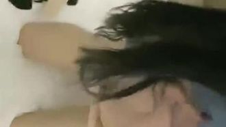 (Sorella Xiaolu) Una bella ragazza con grandi seni si masturba