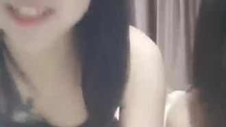 (2000 piccola troia) Due giovani ragazze, grandi mucche nere, si masturbano e tentano