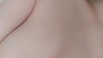 (도넛 먹기) 큰 가슴 미인, 가슴이 흔들리고, 매우 유혹적
