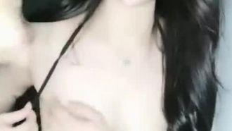 Süß aussehendes, hellhäutiges Mädchen hat Sex mit seinem tätowierten Freund