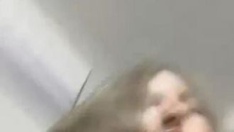 (Spicy Prince) Garota peituda faz sexo com o namorado de cabelo amarelo