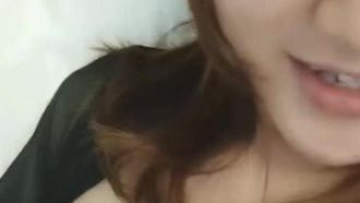 (Reine du double vol) Deux jeunes femmes ayant des relations sexuelles passionnées