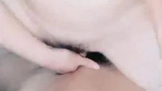 J'ai pris rendez-vous avec une fille aux cheveux longs et à la jupe étroite pour faire l'amour. Je ne m'attendais pas à ce qu'elle porte une culotte en dentelle pour répondre à l'appel. C'est tellement sexy qu'on peut la baiser sans préservatif.