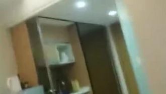 Il giovane che mostra il suo volto sta facendo sesso appassionato ~ Guardare l'espressione lussuriosa della giovane donna mentre mangia il cazzo è ancora più eccitante!