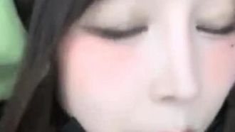 Una conduttrice che sembra una bambola~ tira fuori i suoi seni per giocarci dopo aver chiacchierato~