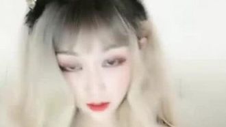La bellissima conduttrice di una trasmissione dal vivo dalla carnagione chiara si masturba e seduce, nutrendo a turno la sua tenera figa con un vibratore e un dildo