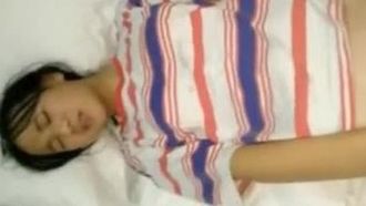 爸爸給你破處好不好?」女兒被奪走第一次痛到哭:還要多久!