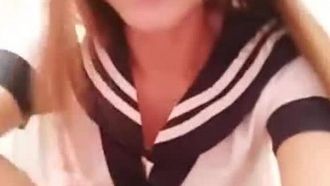 自撮り棒の使い方を知っているのはこの美女だけです。とても美しいので、お見逃しなく！