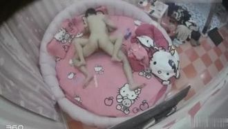 여름방학을 맞은 커플들은 섹스를 하고 싶어하지만 자신들이 머물고 있는 방에 감시 카메라가 설치되어 있다는 사실을 모르고 있다.