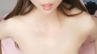 少女は自宅で流行を防ぎ、アソコで遊んで、アワビに褒美を与えるために兄弟たちがオンラインに来るのを待っている