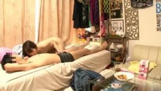 イケメンが熟女を部屋に連れ込んでSEXに持ち込む様子を盜撮した動畫。 FANZA限定！先行配信スペシャル！！71