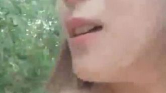 Une jeune fille aux cheveux courts et son partenaire sexuel font l'amour en plein air sur la route. Ils gémissent et halètent bruyamment sans prêter attention aux passants.