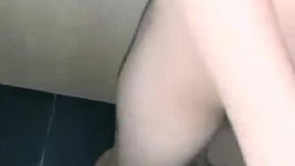 Una chica espectacular practica sexo al aire libre en el baño de un centro comercial. Ella se pone en cuclillas y le hace una mamada, le quita el culo y luego se la folla duro gimiendo.