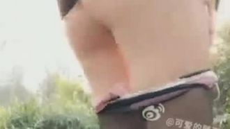 双子のポニーテールのロリータが公園でバイブのお尻を露出