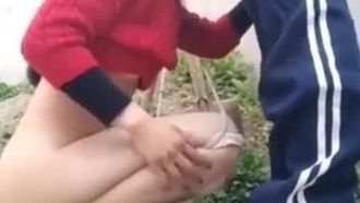 시골 여자를 강요하다 섹스를 하면 모든 곳이 자기 뒷마당이다.