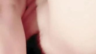 La migliore giovane ragazza con grandi tette si masturba ed emette un suono seducente