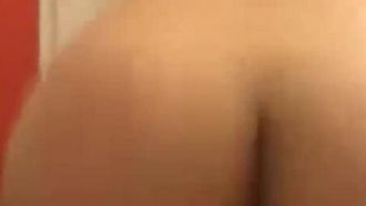 상하이에 있는 해외 회사의 아름다운 젊은 여성은 남편의 출장을 이용하여 상사가 집에 와서 섹스를 할 때까지 기다리며 머리카락과 자지를 계속 세게 찌르며 음란한 비명을 지르는 것을 멈출 수 없었습니다.