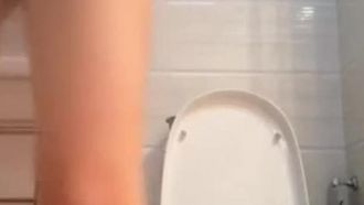 Einsame College-Studentin befreit ihre Brüste im Badezimmer