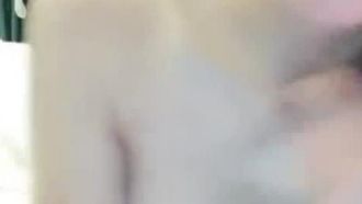 Das kräftige weiße Tigermädchen lässt sich die Muschi mit einem Vibrator stopfen. Sie fickt abwechselnd ihren Anus und ihre Abalone. Sie kann Urin ohne Kondom trinken, und alles ist in Ordnung!!